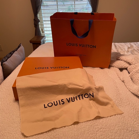 Louis Vuitton - Picture 10 of 15